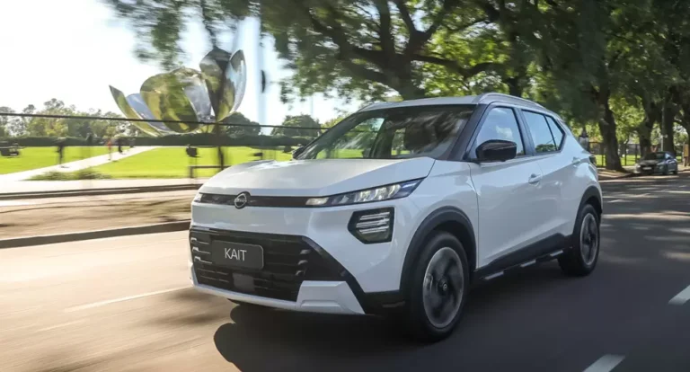Nissan Kait SUV color gris oscuro visto de frente