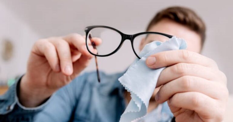 Lentes viejos reutilizados como lupa casera sobre una mesa de madera