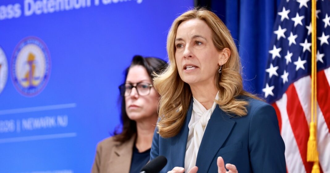 Gobernadora Mikie Sherrill en anuncio de construcción de viviendas para veteranos y adultos mayores en Nueva Jersey.