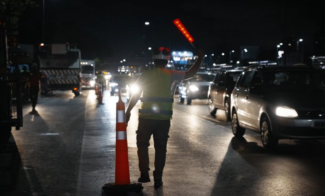 Señal de tránsito y desvío en una autopista de la Ciudad de Buenos Aires durante obras nocturnas.