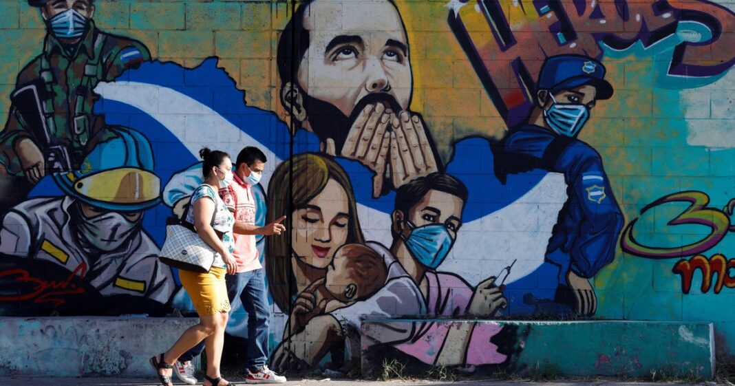 Retrato del periodista salvadoreño Óscar Martínez, analista de la política de El Salvador.