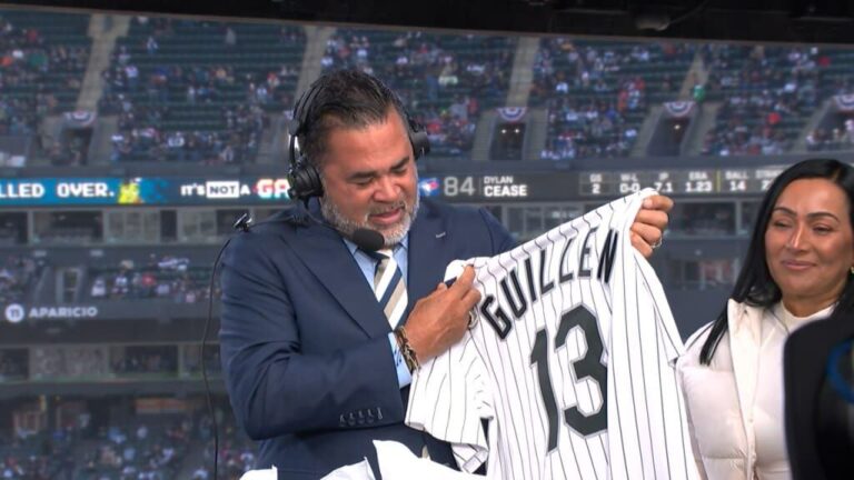 Ozzie Guillén emocionado durante una transmisión en vivo.
