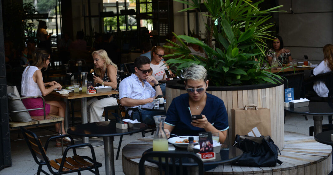 Vista de una esquina típica del barrio de Palermo, Buenos Aires, con mesas de restaurante en la vereda.