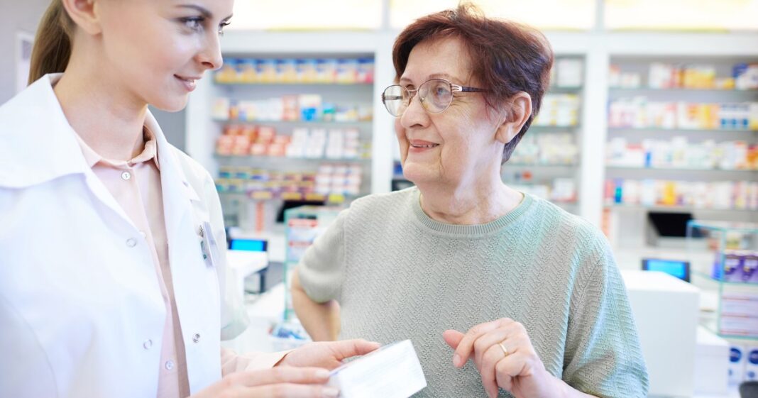 Persona mayor sosteniendo medicamentos y anteojos, símbolo de los beneficios de salud de PAMI.