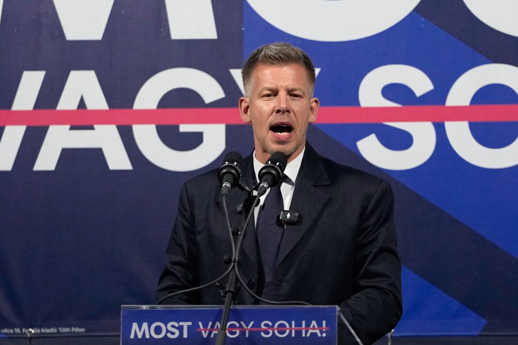 Peter Magyar, líder del movimiento opositor Tisza en Hungría, durante un acto de campaña.