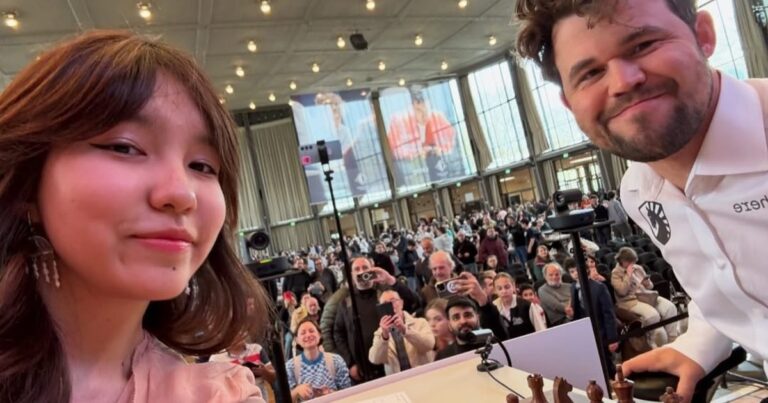 Magnus Carlsen y Alua Nurman en el tablero de ajedrez durante el Grenke Chess Festival.