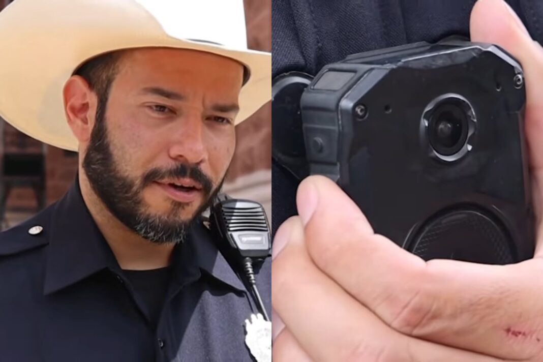 Agente de policía del condado de Bexar, Texas, mostrando una cámara corporal con función de traducción.