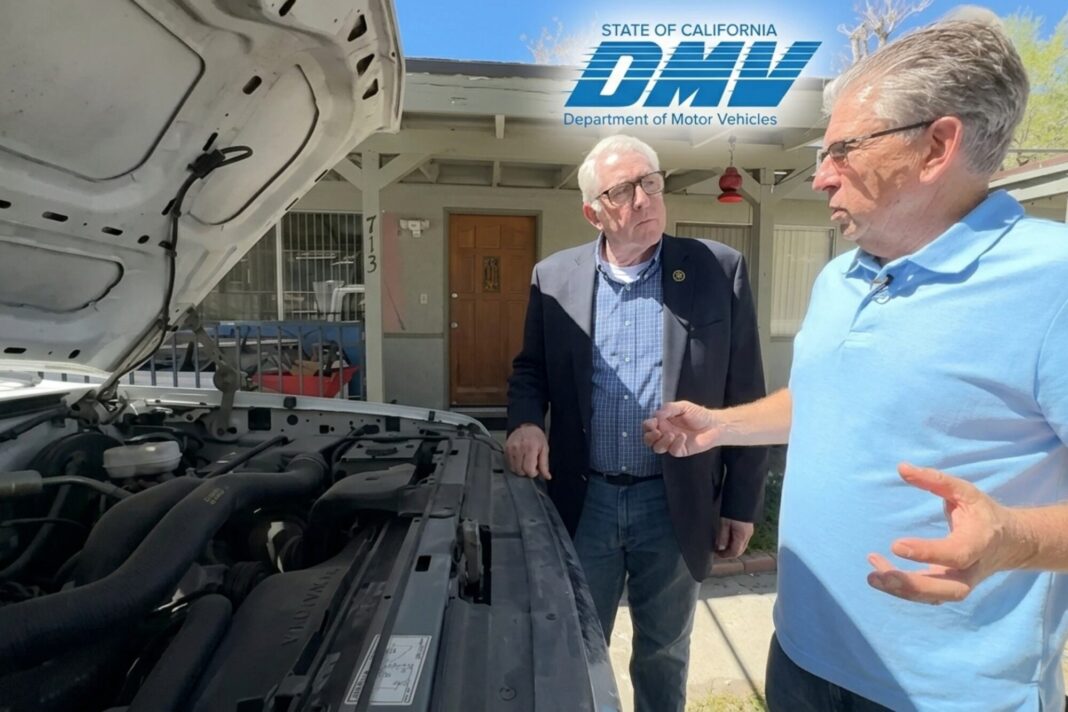 Hombre revisando documentos del DMV junto a una camioneta estacionada en un jardín.
