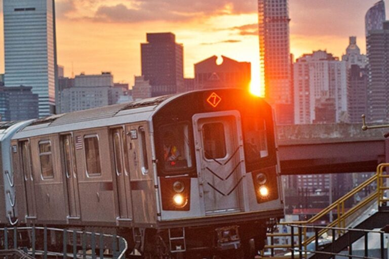 Estación de metro en Nueva York con cartel del programa Fair Fares