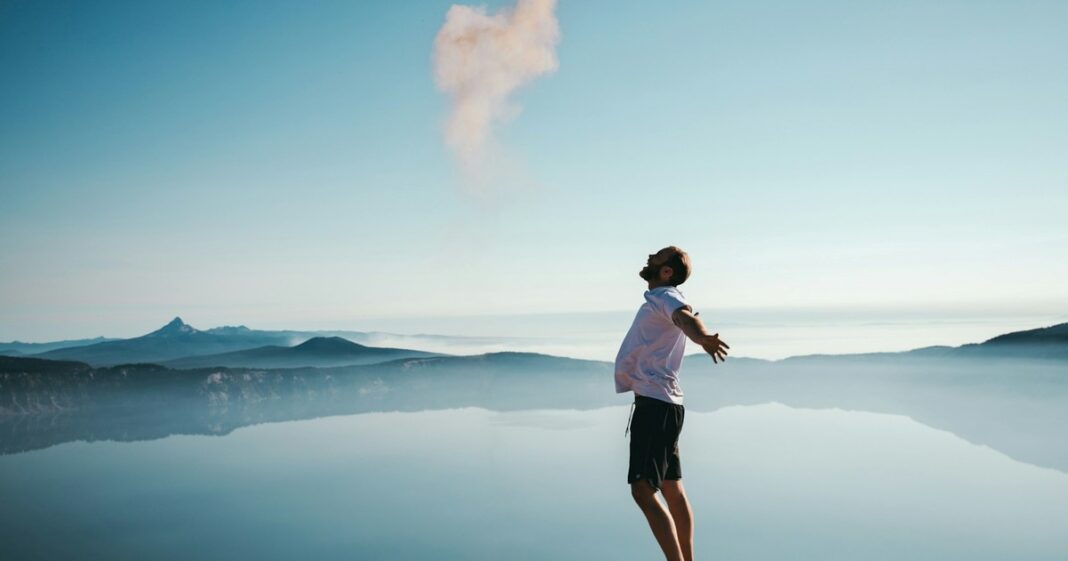 Ilustración de un árbol de formas orgánicas y retorcidas junto a un tronco recto, representando el proverbio chino.