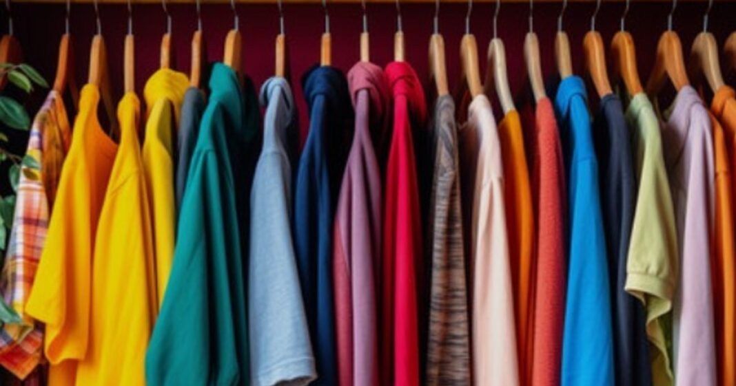 Paleta de colores con tonos gris pálido, marrón apagado y negro sobre fondo neutro.