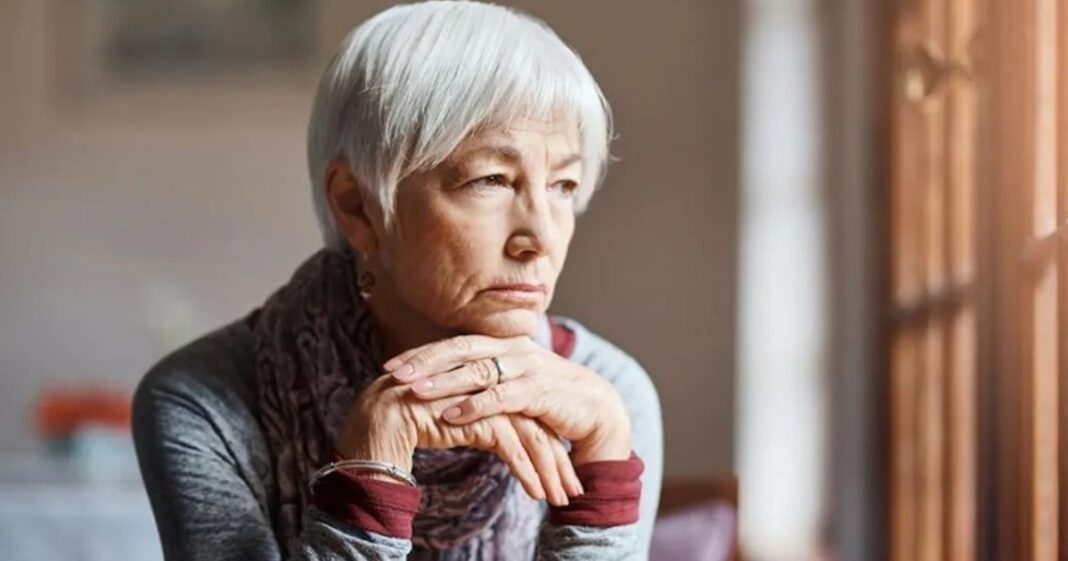 Ilustración conceptual sobre psicología y lenguaje, mostrando una persona en reflexión con frases en el aire.