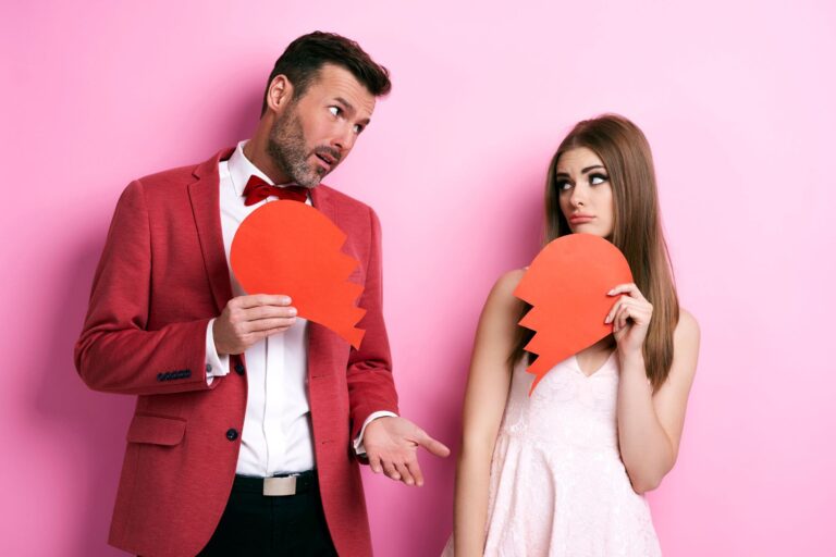 Ilustración conceptual de dos siluetas y un patrón repetitivo de corazones, representando los ciclos en las relaciones.