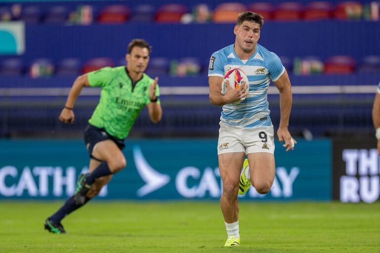 Jugadores de los Pumas 7s celebrando un try durante el partido contra Uruguay en Hong Kong.