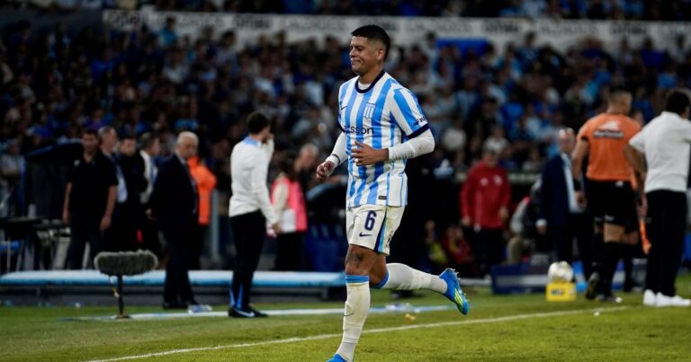 Marcos Rojo, jugador de Racing, recibe la tarjeta roja del árbitro Sebastián Zunino durante el partido contra River Plate.