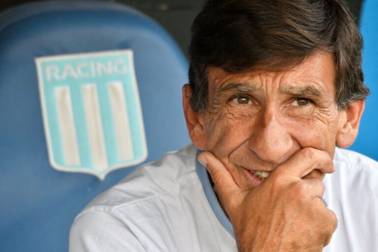 Jugadores de Racing Club en acción durante un partido de fútbol.