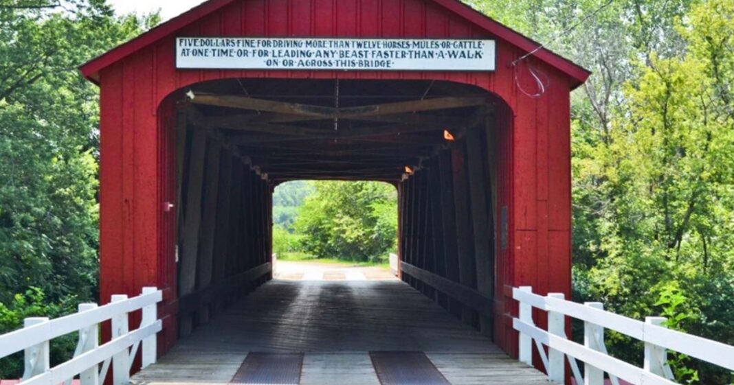 Vista frontal del histórico puente cubierto Red Covered Bridge sobre el Big Bureau Creek en Illinois.