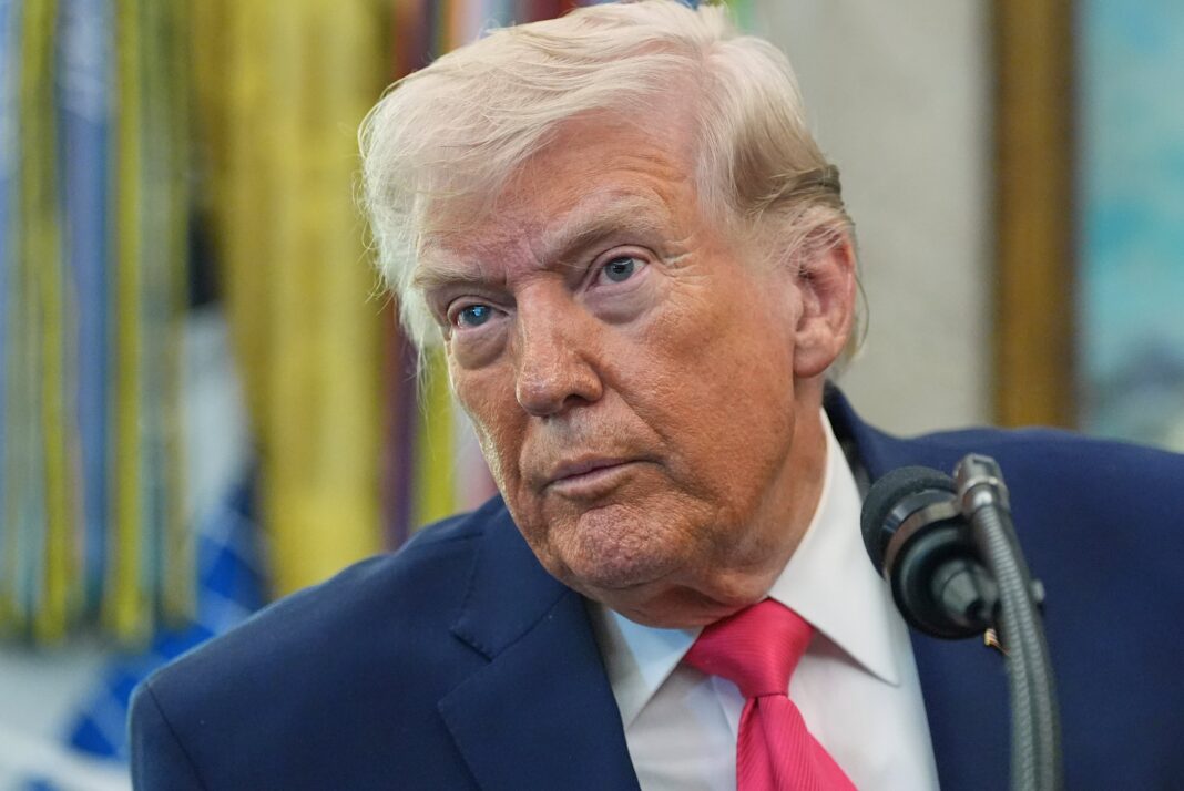 Vista aérea de la frontera entre Texas y México con un tramo de muro visible