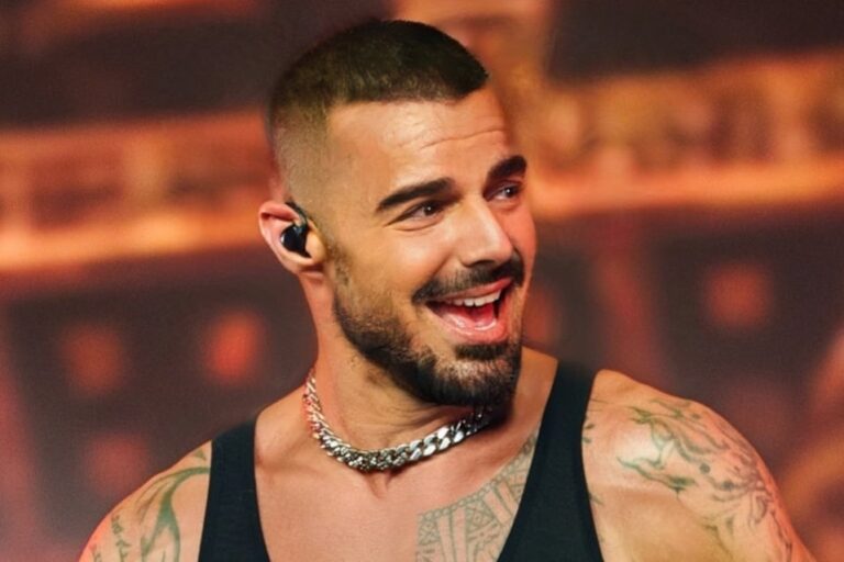 Ricky Martin saluda a sus fans durante su gira por Argentina.