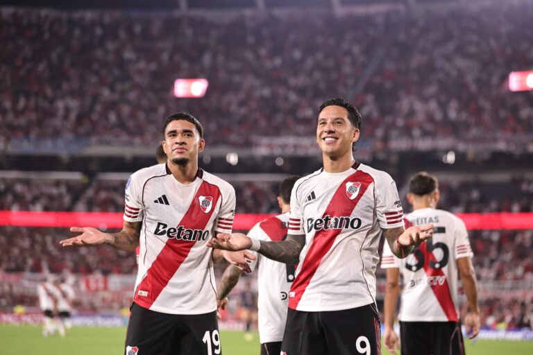 Jugadores de River Plate celebrando un gol en partido de la Copa Sudamericana 2026.