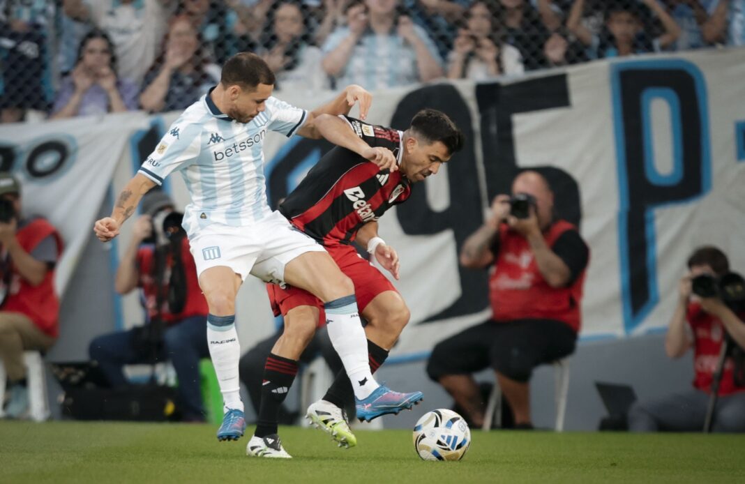 Jugadores de Racing Club y River Plate durante un clásico anterior en el Estadio Presidente Perón.