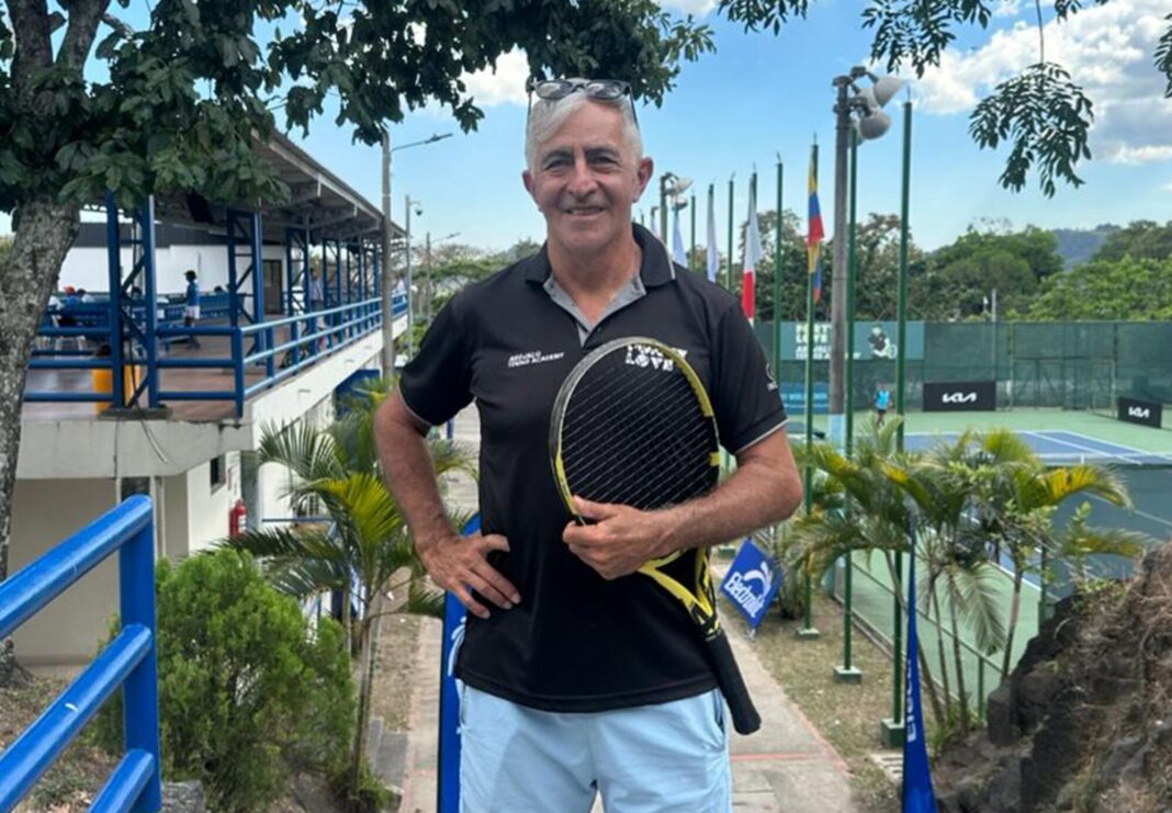 Roberto Argüello sosteniendo una raqueta de tenis