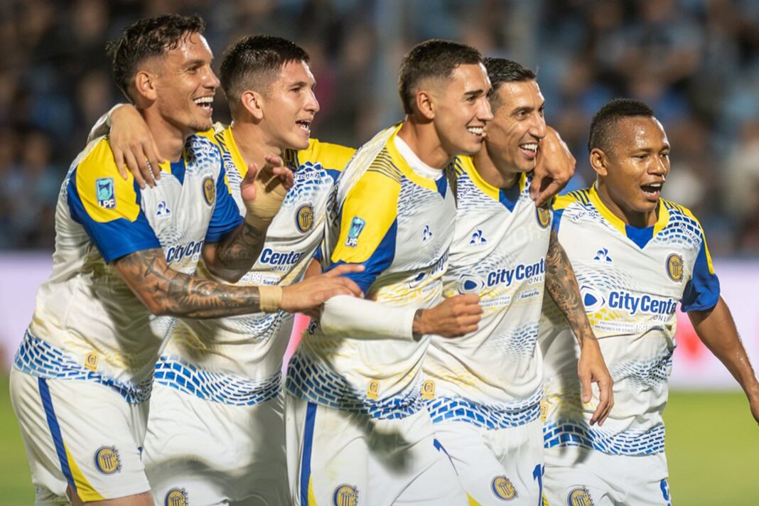 Jugadores de Rosario Central celebrando la clasificación a octavos del Torneo Apertura
