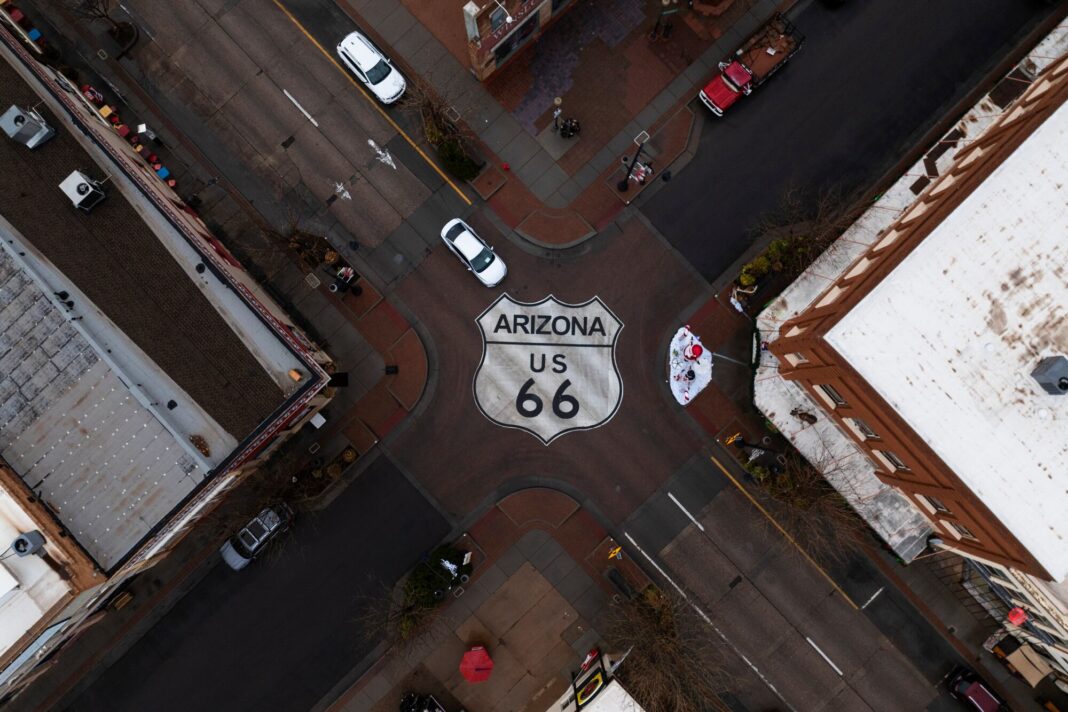 Vista aérea cenital de un tramo de la histórica Ruta 66 en Estados Unidos