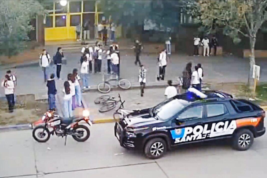 Ministro de Seguridad de Santa Fe, Pablo Cococcioni, durante anuncio sobre amenazas en escuelas.