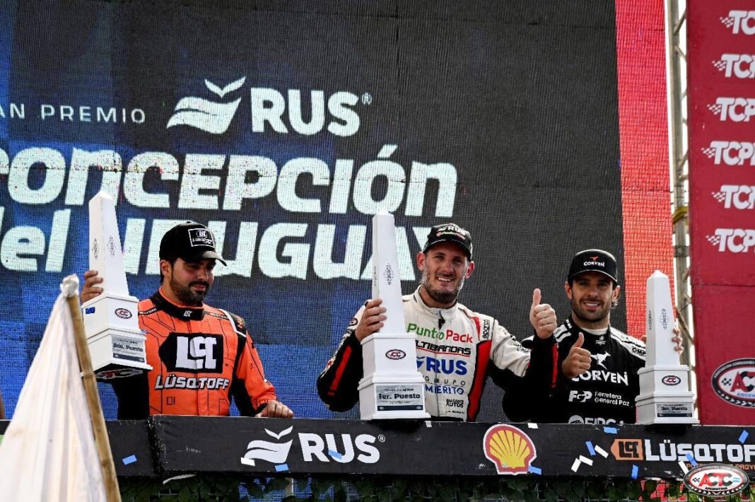 Santiago Mangoni celebra su victoria en el TC en el autódromo de Concepción del Uruguay.