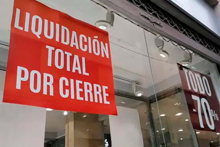 Gráfico estadístico mostrando el cierre de empresas por sector económico en Argentina durante el año 2025.