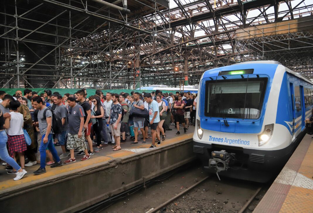 Tren de pasajeros en una estación ferroviaria argentina