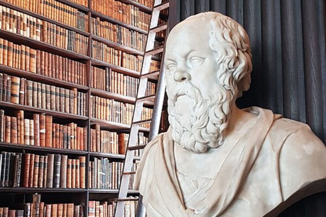 Representación artística del filósofo Sócrates dialogando en la antigua Atenas.