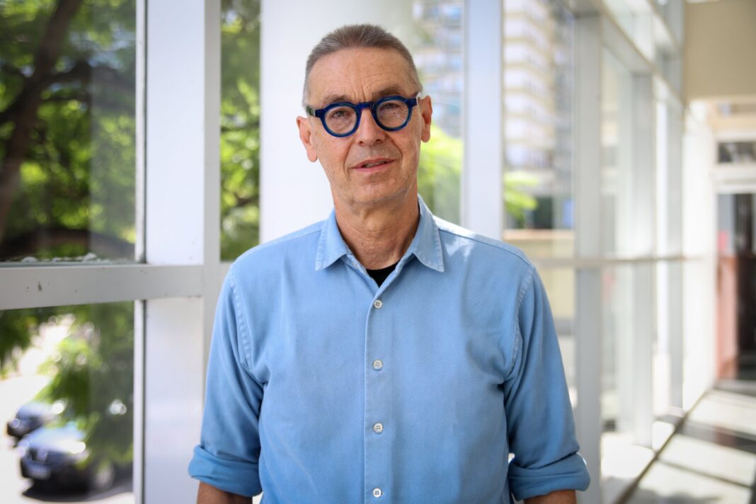 Otto Scharmer, profesor del MIT y creador de la Teoría U, durante una conferencia sobre liderazgo y futuro.