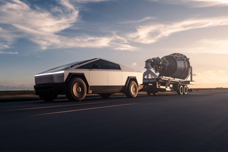 Fotografía del Tesla Cybertruck 2026, pickup eléctrica de diseño angular, en color plateado.