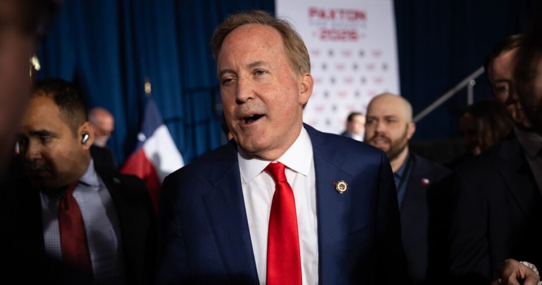 Fiscal General de Texas, Ken Paxton, anunciando investigación fiscal en rueda de prensa.