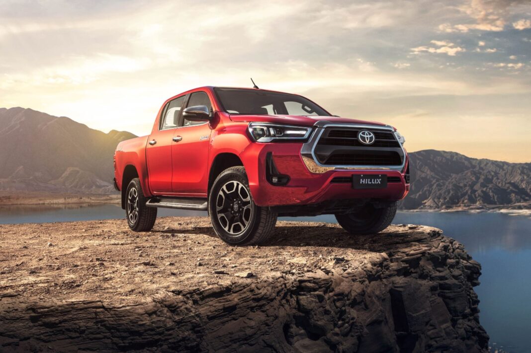 Toyota Hilux modelo 2026 estacionada en un entorno urbano