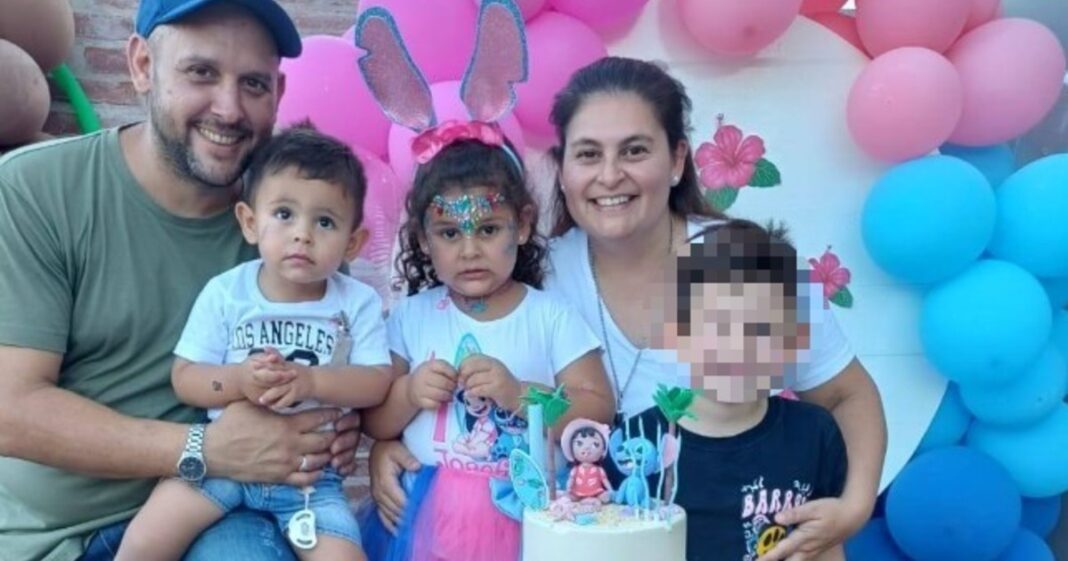 Accidente de tránsito en ruta, con presencia de bomberos y vehículos de emergencia.