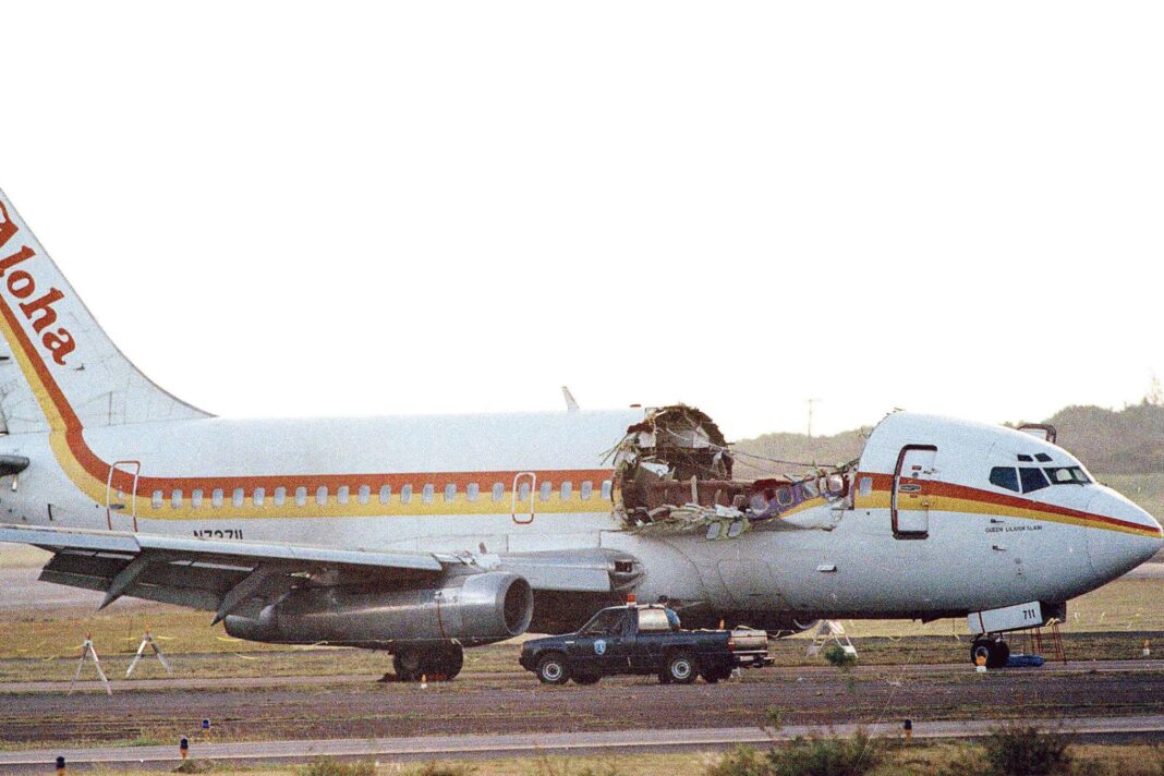 Boeing 737-200 de Aloha Airlines con daños en el fuselaje tras el accidente del vuelo 243
