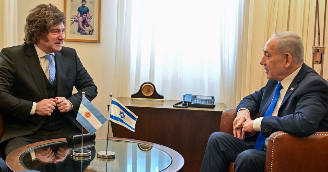 Avión de la aerolínea El Al en vuelo, representando la nueva ruta directa entre Buenos Aires y Tel Aviv.