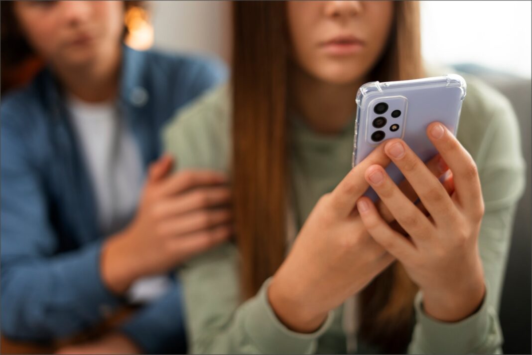 Pantalla de WhatsApp mostrando la opción para restringir un chat en un teléfono móvil