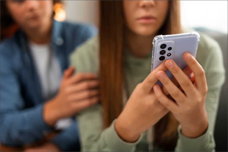 Pantalla de WhatsApp mostrando la opción para restringir un chat en un teléfono móvil