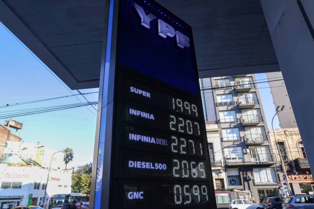 Estación de servicio YPF con surtidores de combustible