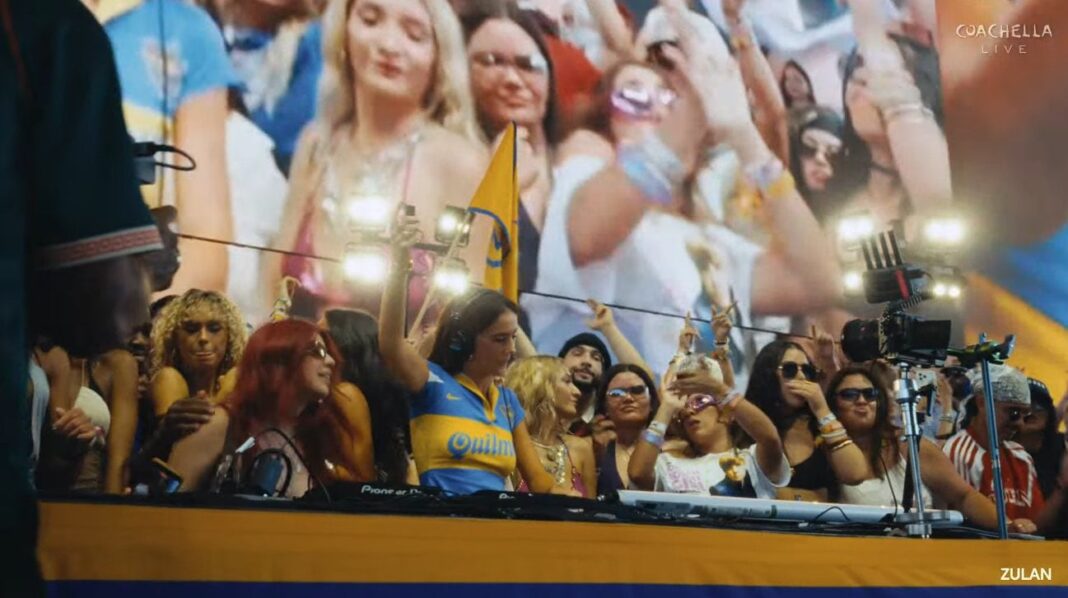 Zulan, DJ argentina, actuando en el escenario del festival Coachella.