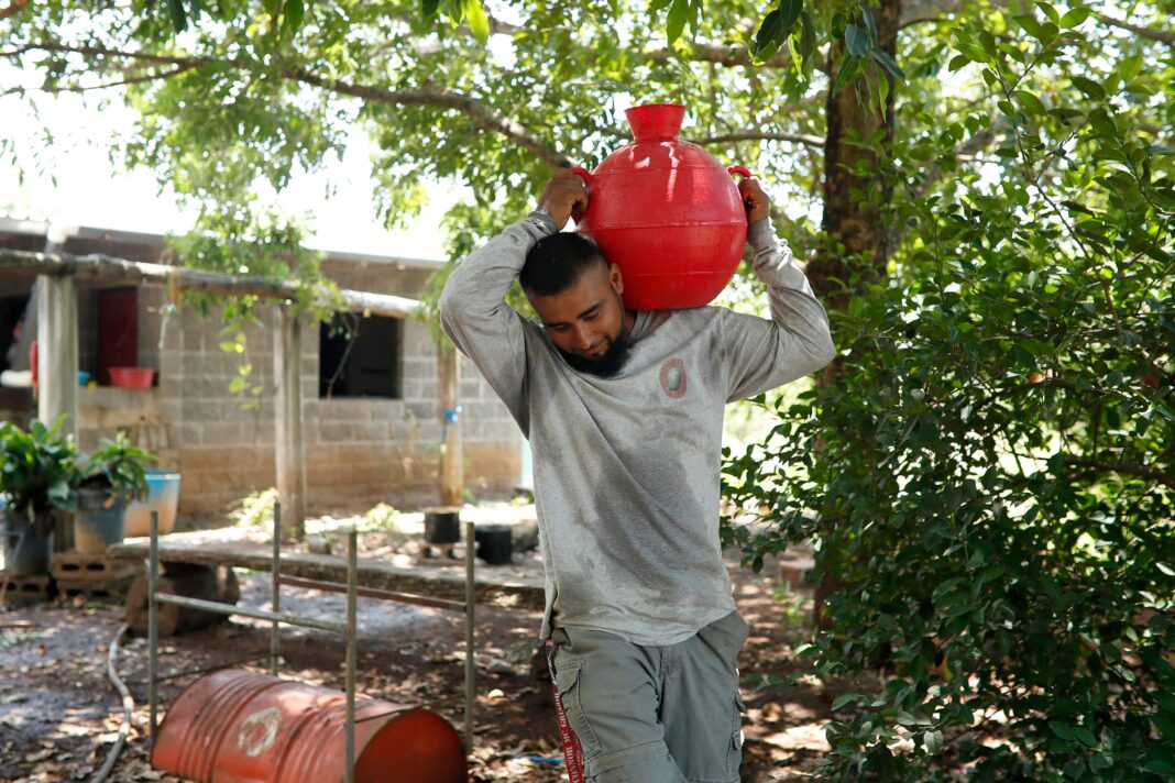 Comunidad rural de Linderos en El Salvador recibiendo agua potable