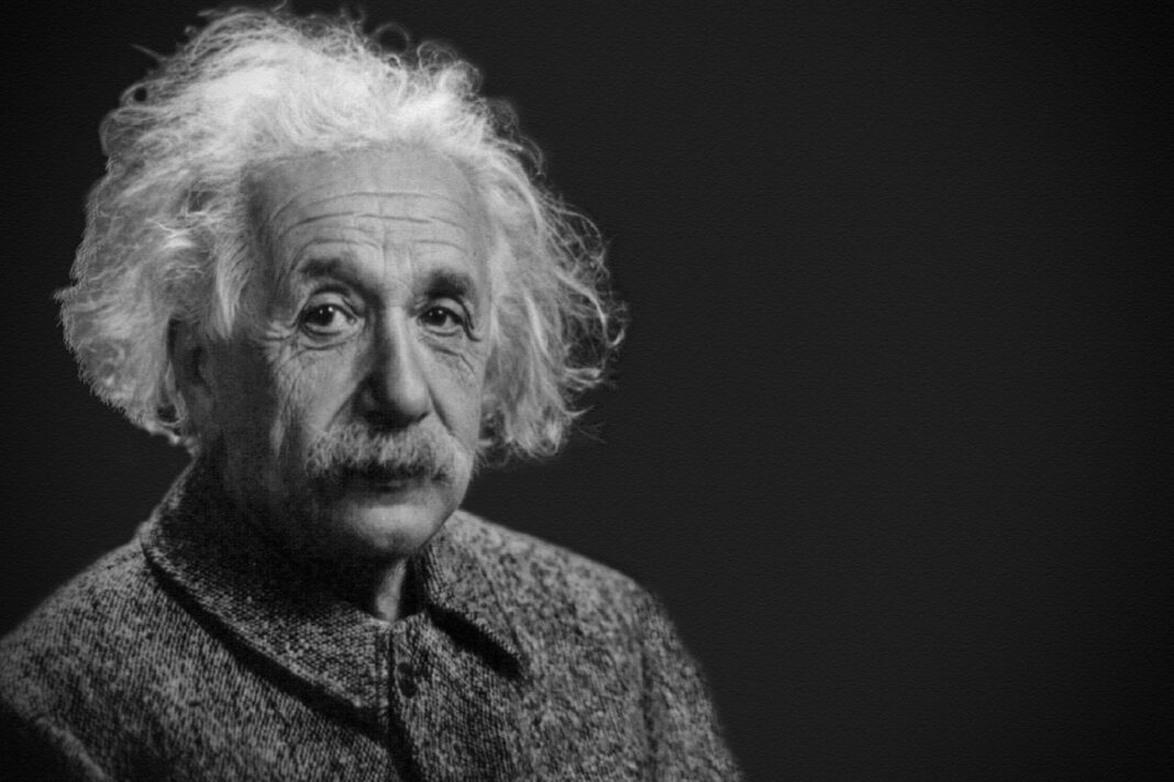 Albert Einstein en su oficina del Institute for Advanced Study en Princeton, Nueva Jersey
