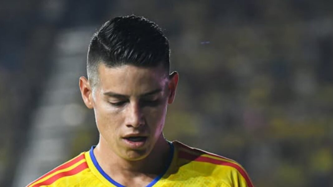 Futbolistas de la Selección Colombia entrenando bajo el sol en un estadio