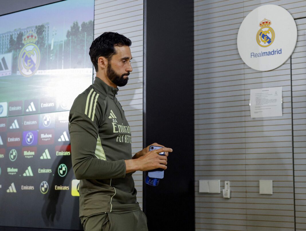 Álvaro Arbeloa en conferencia de prensa hablando sobre la pelea entre Valverde y Tchouaméni