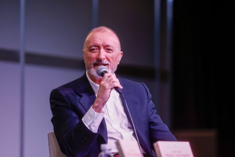 Arturo Pérez-Reverte y Hugo Alconada Mon durante la presentación del libro Enviado especial