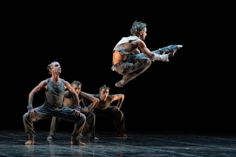 Bailarinas del Ballet del Colón en escena durante el programa mixto de danza contemporánea